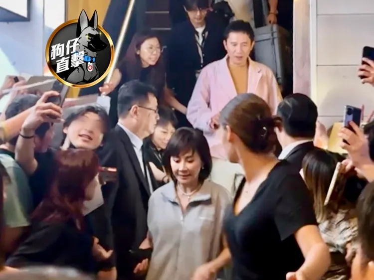 梁朝偉（上）與劉嘉玲出席國賓大戲院映後活動，現場粉絲擠得水洩不通。特勤中心攝