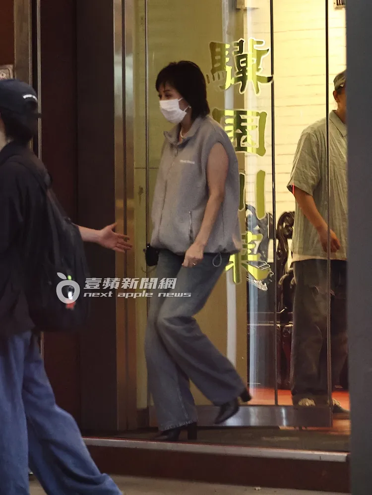 晚間8點多，劉嘉玲吃完「雞湯界的LV」後步出餐廳，準備出發跑行程。特勤中心攝