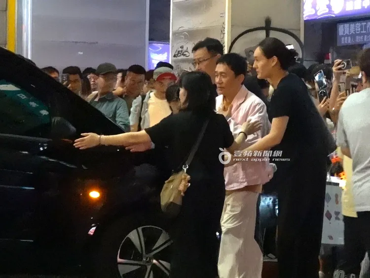 現場粉絲眾多，梁朝偉在保鑣護送下準備坐上保母車離開。特勤中心攝