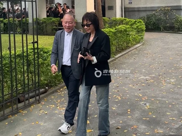 劉嘉玲率先走到門口，與寶哥邊走邊聊。特勤中心攝