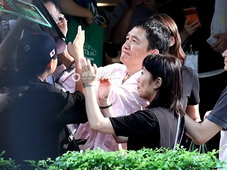 梁朝偉拿著麥克筆努力幫粉絲簽名留念。特勤中心攝