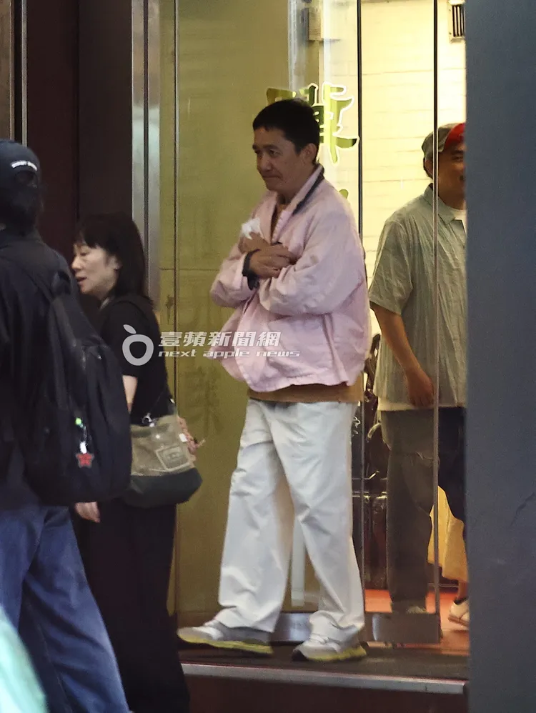 梁朝偉雙手交叉在胸前緩緩走出餐廳，滿意全寫在臉上。特勤中心攝