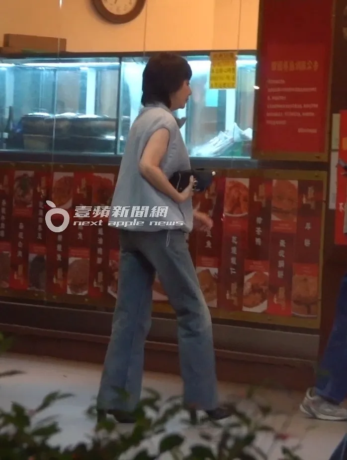 晚間6點多，劉嘉玲率先下車走進「驥園川菜餐廳」。特勤中心攝