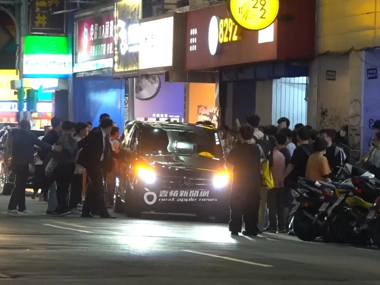 梁朝偉與劉嘉玲上車後，保母車仍被不少熱情粉絲包圍。特勤中心攝