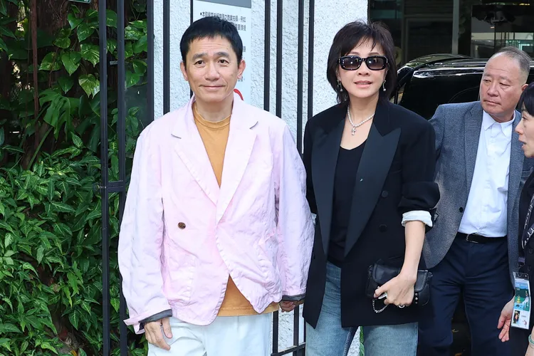 梁朝偉（左）與劉嘉玲牽手出席電影《你是不會當樹嗎》宣傳活動。特勤中心攝