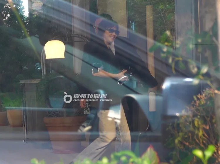 劉嘉玲進嘉佩樂酒店露出笑容，看來心情愉悅。特勤中心攝