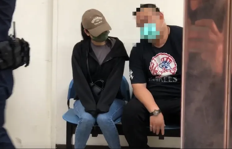 BMW車主在友人陪同下前往殯儀館相驗，但闖禍的是她的先生，迄今仍未現身。讀者提供