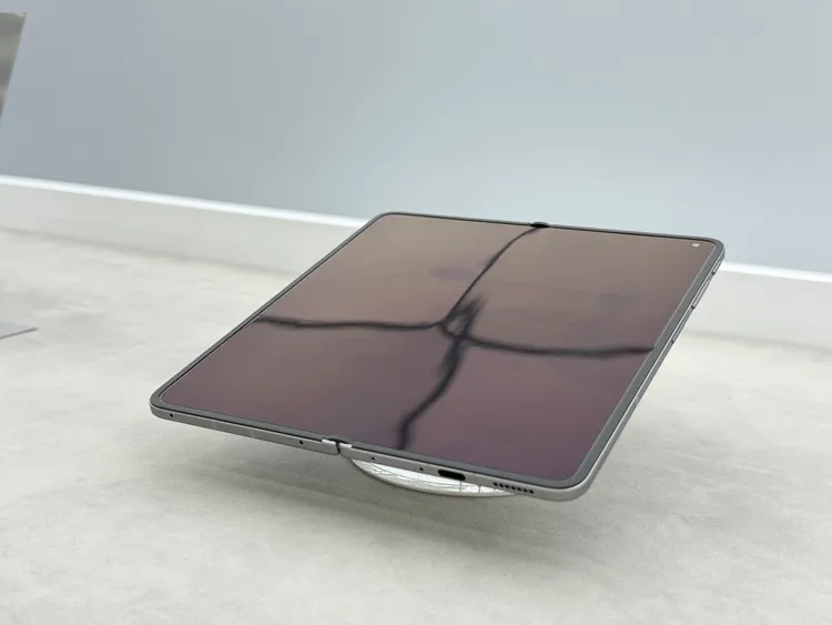 OPPO首創「無感摺痕」技術挑戰平整度極限，打造出目前市面上最平整的摺疊手機。趙筱文攝