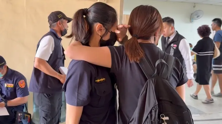 與鄭女交好的同事相擁而泣。讀者提供