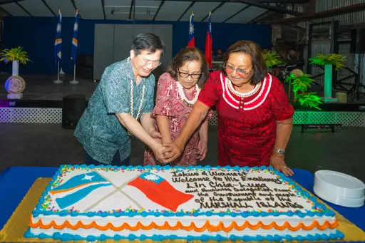 與馬紹爾群島總統共切蛋糕！林佳龍率團拜訪　遞交特使國書