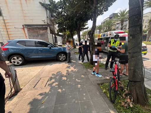 人行道旁停車場突竄車！11歲單車童嚇到撞樹　警到場對「他」酒測引熱議　