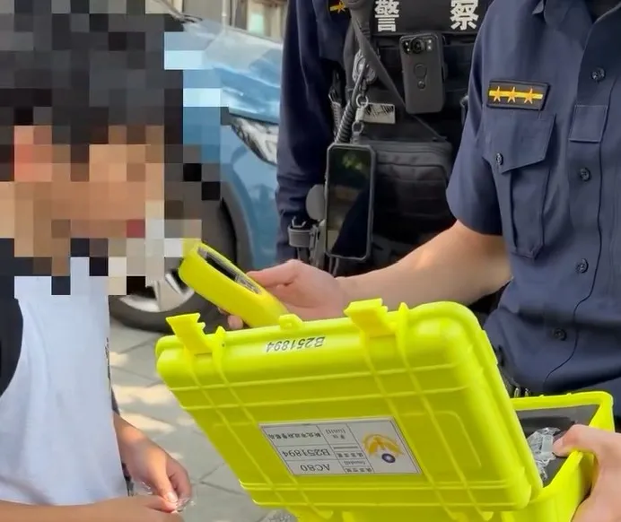 11歲男童騎單車閃轎汽車自摔，警員要求「酒測」在網上引起討論。翻攝自Threads@kimig81m3

