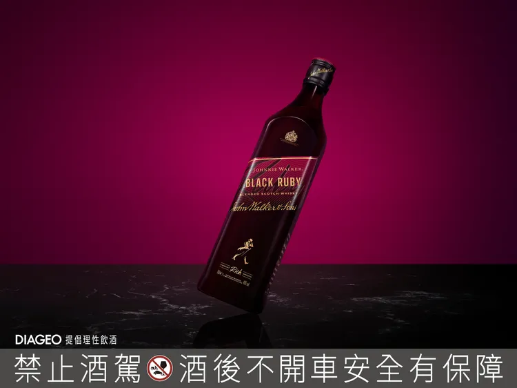約翰走路 Black Ruby 融合 PX Oloroso 雪莉桶、波本桶與紅酒桶 700ml 建議售價 850 元。業者提供