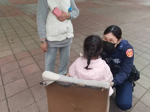 6歲女童公園與家人走散　平鎮警助重回家人懷抱