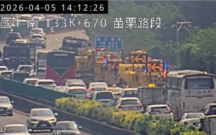 國光客運火燒車造成該路段大塞車。翻攝高公局網站