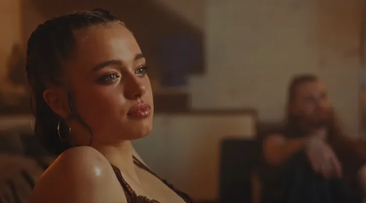 夏蘿在MV預告中驚鴻一瞥，引發網友熱烈討論。翻攝MV