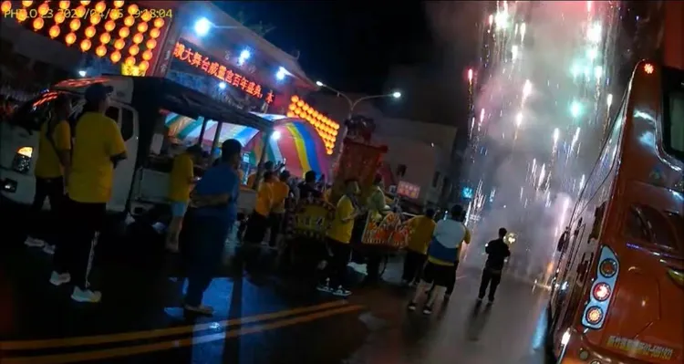 廟會遶境不斷施放煙火。翻攝畫面