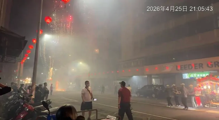 廟會遶境不斷施放煙火。翻攝畫面