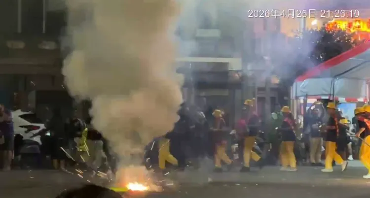 廟會遶境不斷施放煙火。翻攝畫面