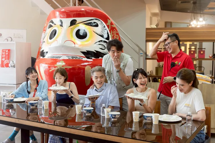 主持群前往米廠盲吃猜越光米。公視台語台提供