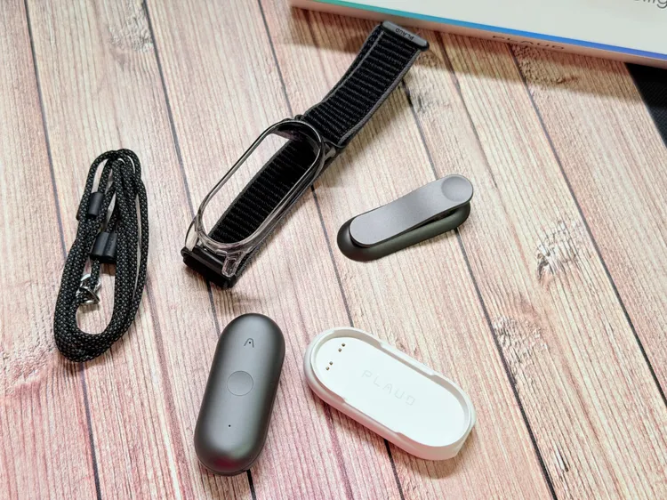 NotePin S隨盒附有夾子型、腕帶和頸鏈三種可以替換的配件。趙筱文攝