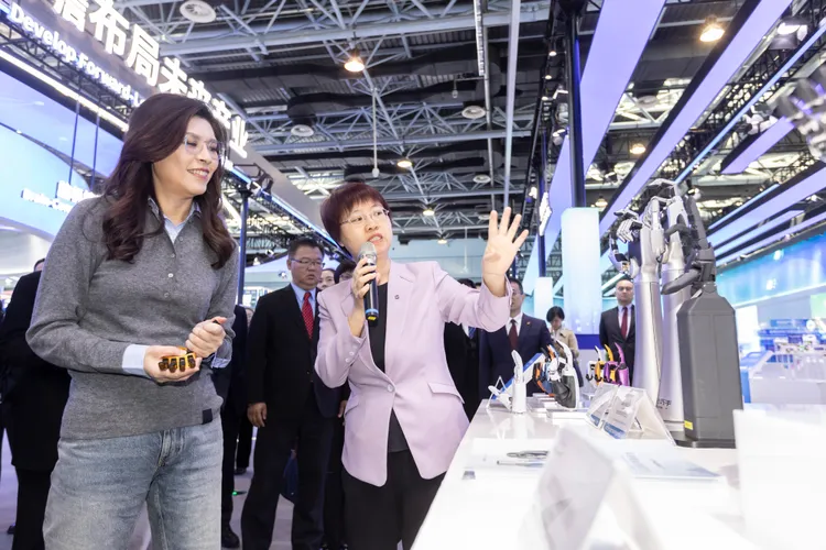 國民黨主席鄭麗文率領訪問團今(11)日上午至北京中關村，參訪中關村國家自主創新示範區展示中心。國民黨提供