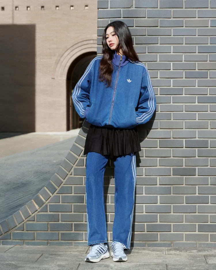 鄭好娟同樣以丹寧運動套搭配銀色款Adistar Control 5。品牌提供