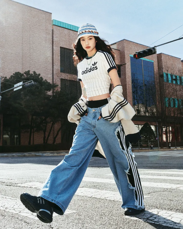 鄭好娟以率性刷破丹寧長褲，駕馭前衛風格的Adistar XLG。品牌提供