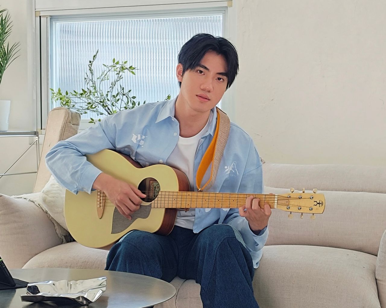 男星化身虛擬男友 被3名女學生街頭示愛好害羞