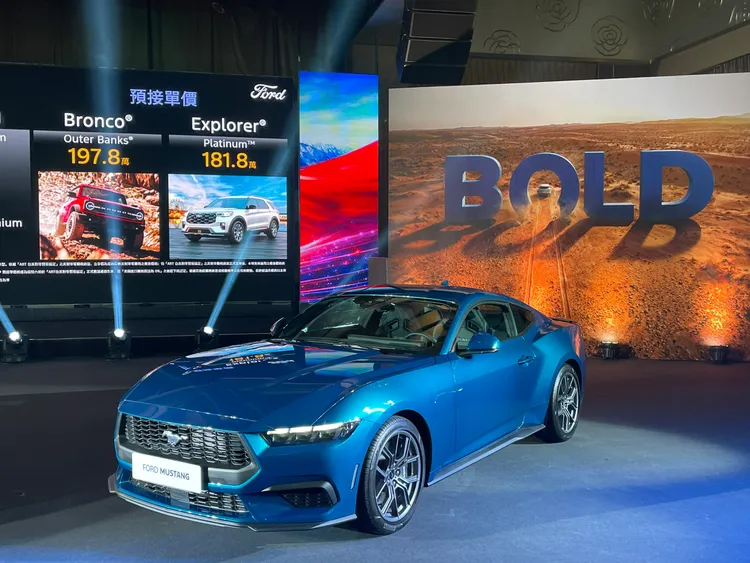 Ford Mustang直接反映關稅利多，即刻起全車系最多降幅26萬元，並新增全新車色Adriatic Blue Metallic。林浩昇攝