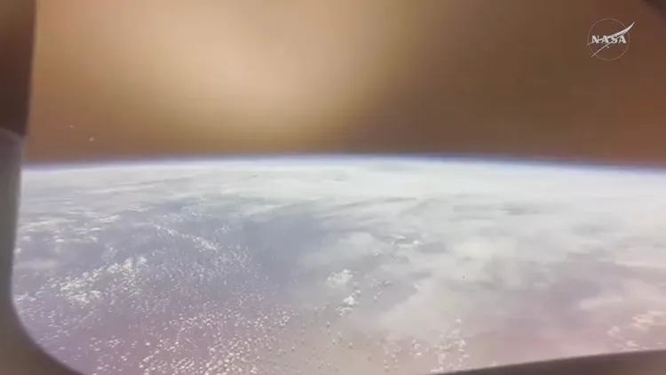 指揮艙通過地球大氣層的景象。美聯社