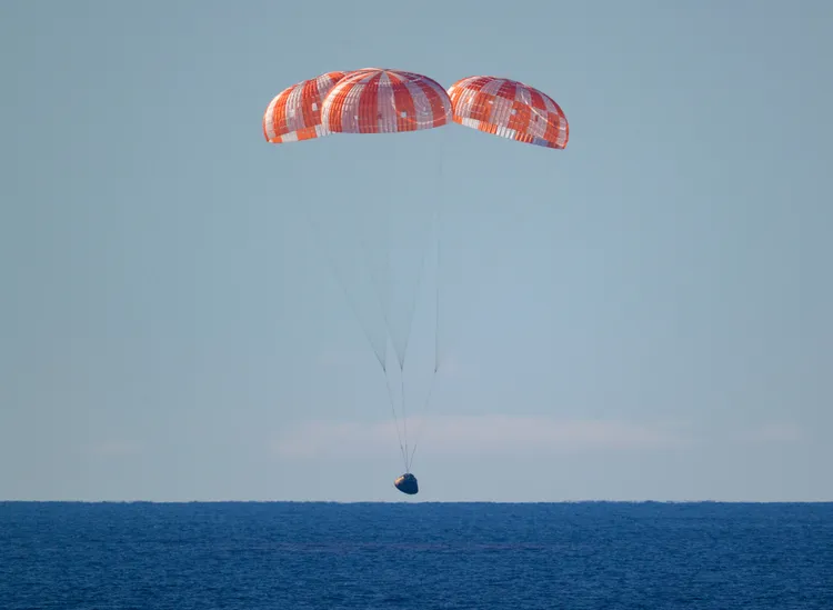 指揮艙降落在加州太平洋近海。美聯社