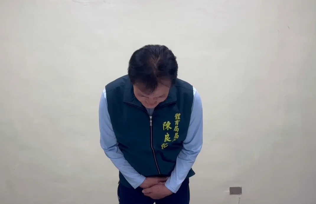 趕攤商風波｜台南體育局長鞠躬道歉！稱與球團溝通有落差