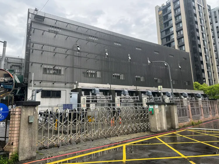 中和抽水站7年前也曾發生工程人員墜落15米深抽水井送醫不治的工安意外。翻攝畫面