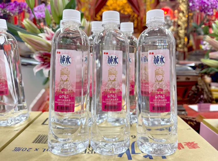 白沙屯媽祖聯名限定瓶裝水印有Q版媽祖肖像。泰山提供