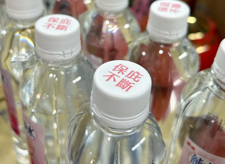 白沙屯媽祖聯名限定瓶裝水瓶蓋上有「保庇不斷」字樣。