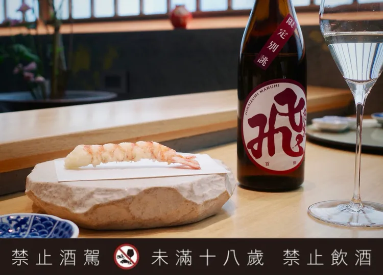 以飛良泉 丸飛 別誂 山廢 純米大吟釀搭配經典的炸蝦天婦羅。業者提供