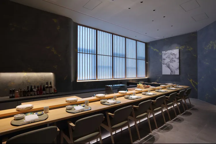 龍富天婦羅的空間，以京都手工製雲龍紙和紙格柵，以及牆面具黑灰藏金特色顯現出日系風情。業者提供