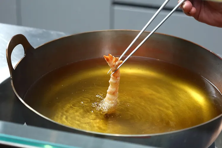 龍富天婦羅為台中第一間板前天婦羅專門店，從炸油、麵糊倒食材選用皆有講究。業者提供