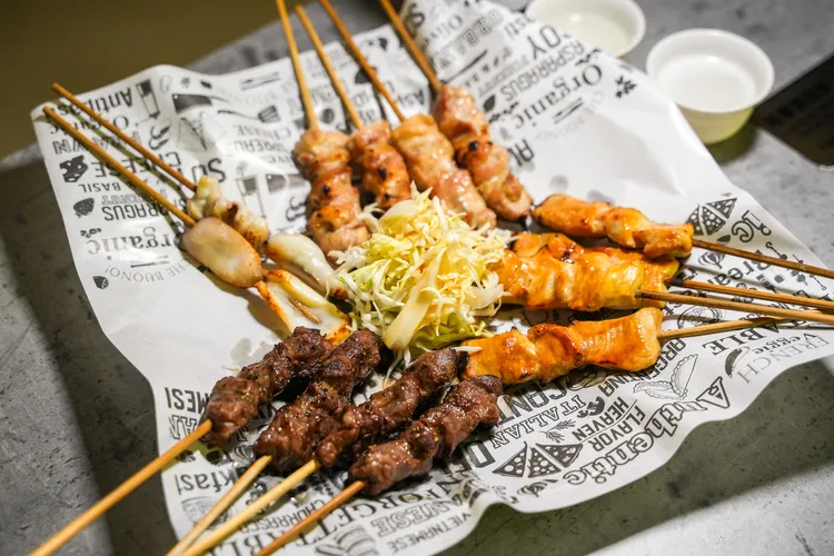 香噴噴的串燒最適合夏夜品嘗。田欣雲攝