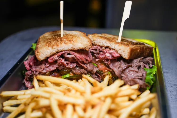 酸種麵包搭配爐烤嫩牛，肉品厚度驚人。田欣雲攝