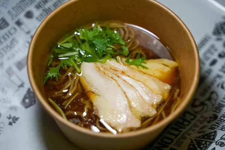 以老母雞、北海道昆布與日本煮干慢火熬製湯頭的「經典鹽˙鹽味拉麵」。田欣雲攝