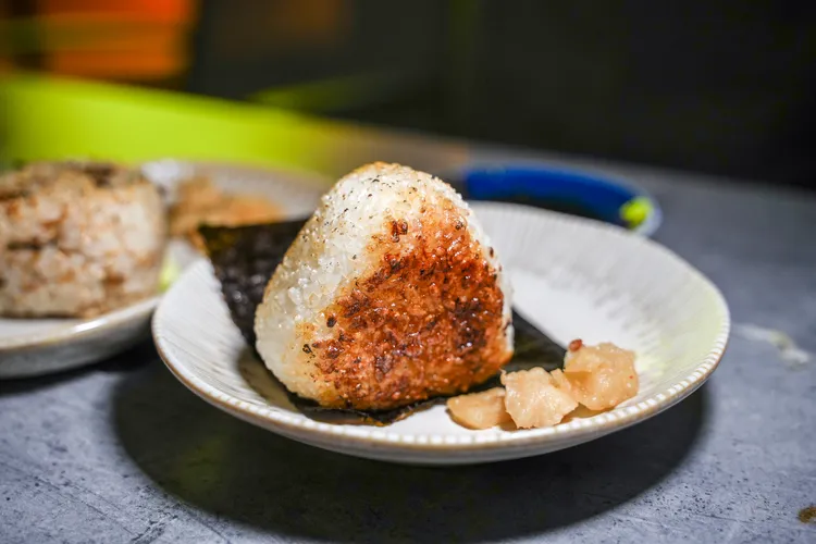 刷上祕製醬油的現烤飯糰。田欣雲攝