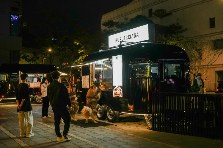 主廚餐車進駐春大直前廣場，打破了傳統餐廳的空間束縛。田欣雲攝