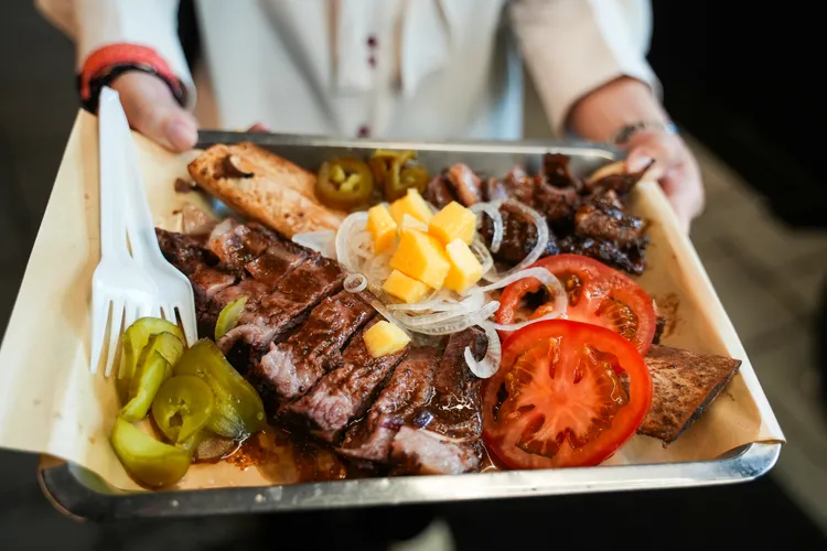 牛小排漢堡除了漢堡本體，還包括澎派肉盤，分量足夠兩位女生分享。田欣雲攝