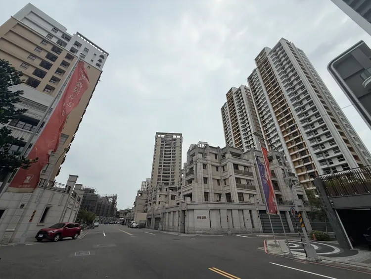 仁武區因為預售案賣得比新成屋便宜，導致全區買氣受影響，交易量出現雪崩下滑現象。葉家銘攝