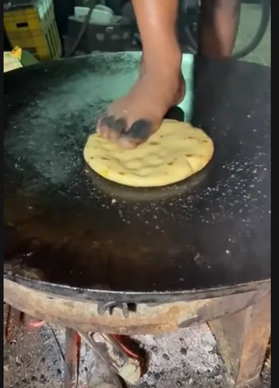 抖音上流傳許多印度小吃特別的製作方式。