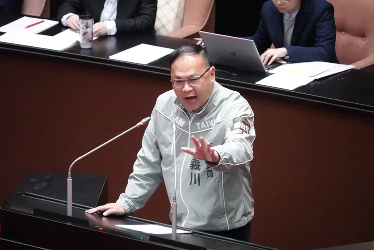 民進黨立委王義川直球回應，要跟柯文哲釘孤支，還嗆「林北左手讓你」。資照，莊宗達攝