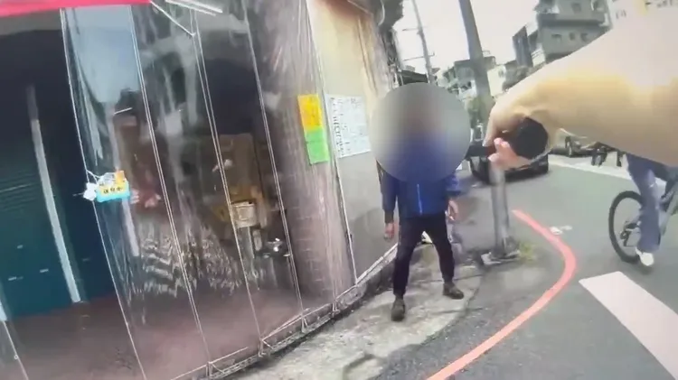 警方喝令邱男趴下。民眾提供