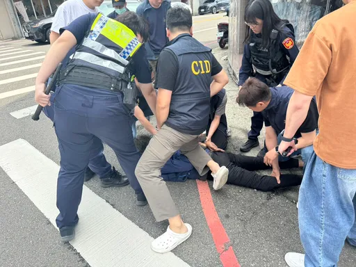 苗栗男當街持刀揮舞追人　警圍捕壓制！檢方聲押獲准